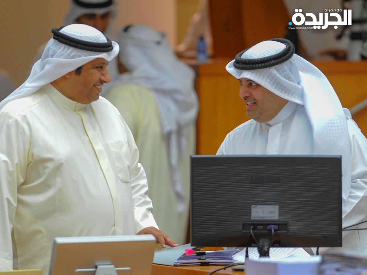  النائبان مبارك الحجرف والحميدي السبيعي اثناء مناقشة الاستجواب الموجه إلى الروضان