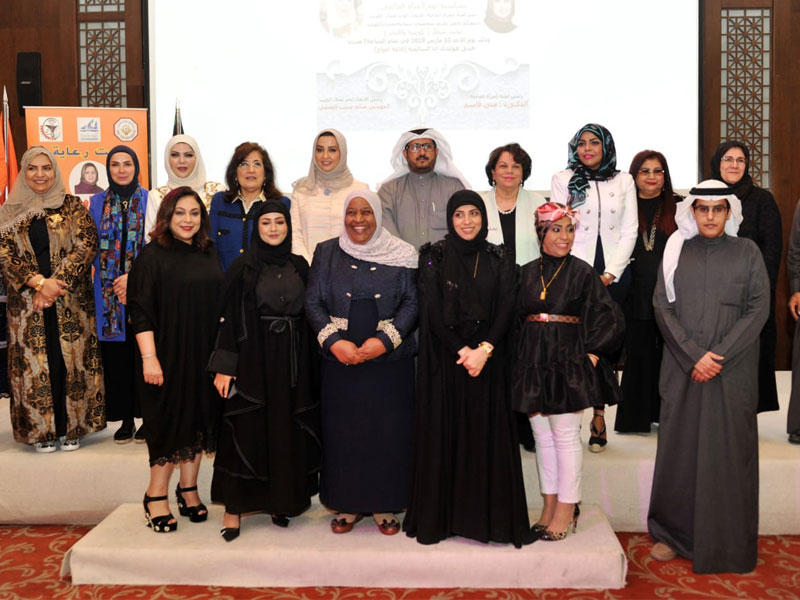 جانب من المكرمين في الاحتفالية