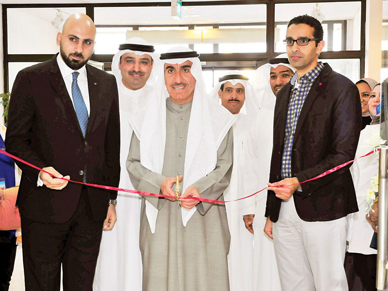 الأنصاري خلال افتتاح المعرض