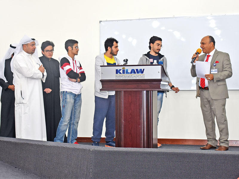 العامري يقدم إحدى الفقرات بمشاركة الطلبة