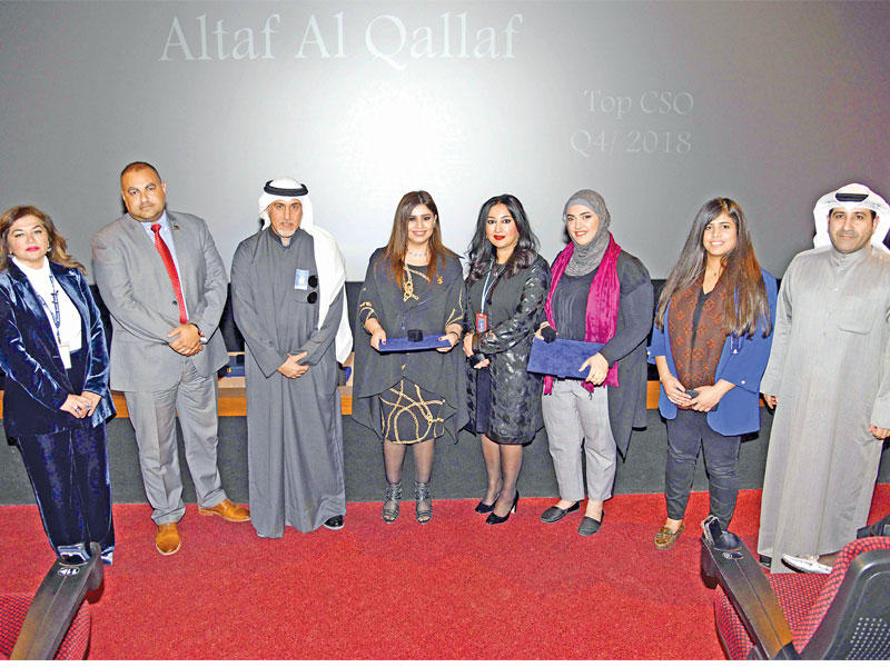 مجموعة من المكرمين