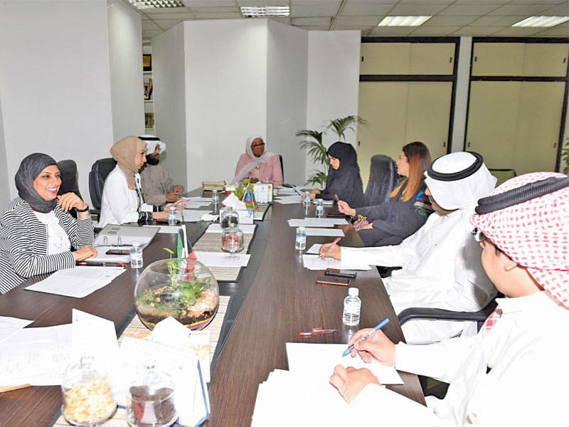 الهاجري خلال ترؤسها اجتماع اللجنة