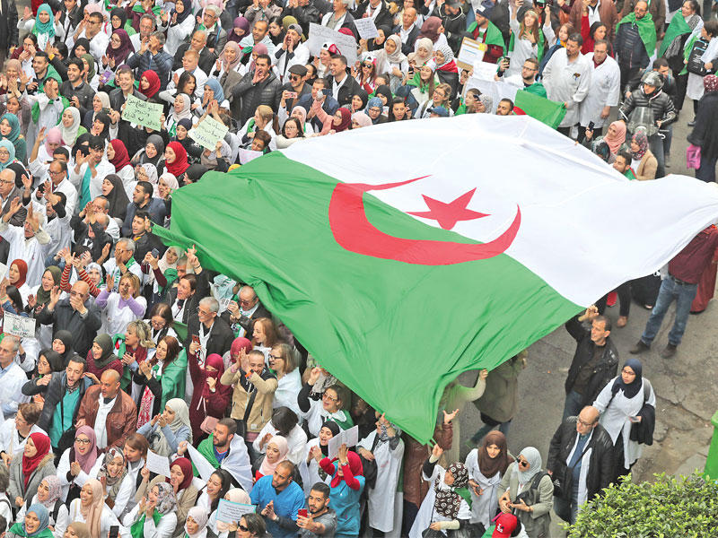 جانب من تظاهرات الأطباء والطلاب في العاصمة الجزائرية أمس  (إي بي أيه)