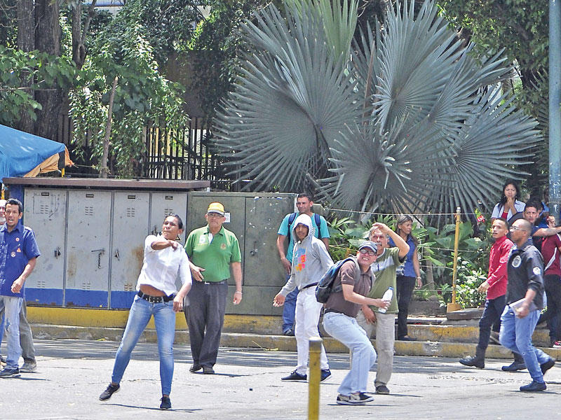 مؤيدون لمادورو يرشقون معارضين بالحجارة في مدينة باركيسيميتو          (أ ف ب)