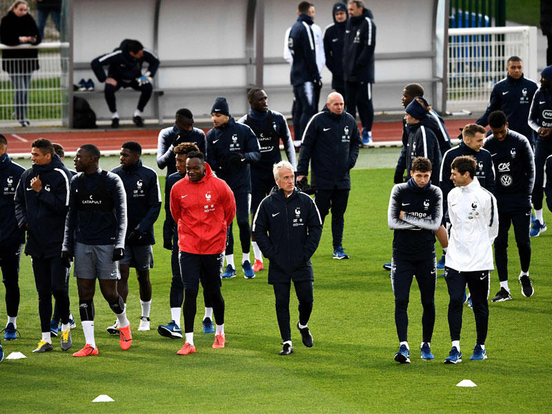 لاعبو المنتخب الفرنسي لحظة وصولهم إلى مركز التدريبات