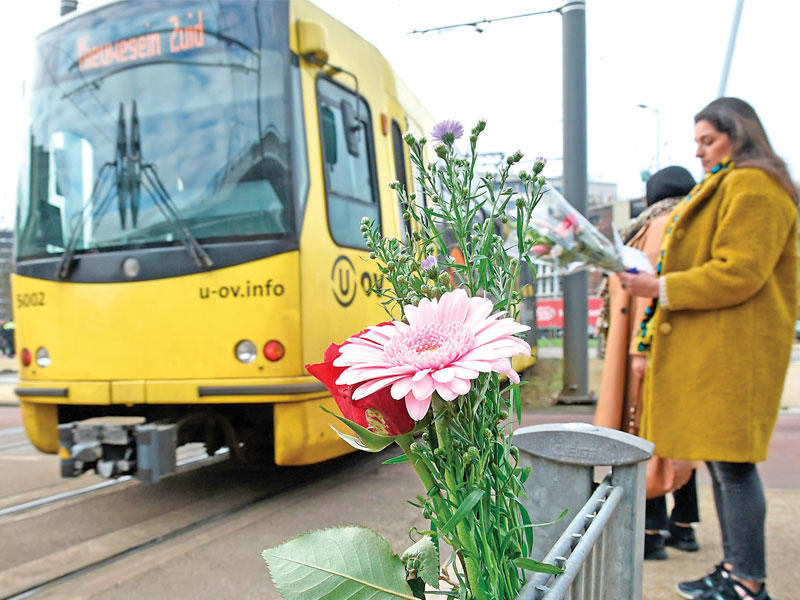 هولندية تضع الزهور في موقع إطلاق النار بساحة ترام أوتريخت أمس          (أ ف ب)