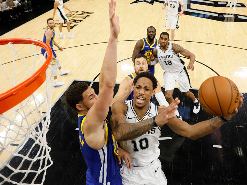 جانب من مباراة سبيرز وغولدن ستايت