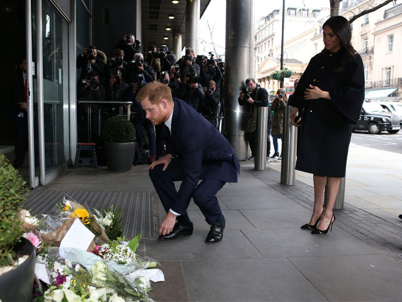 الأمير هاري وزوجته ميغان دوقة سوسكس يزوران المفوضية النيوزيلندية العليا في لندن أمس لتقديم واجب العزاء نيابة عن العائلة الحاكمة (رويترز)