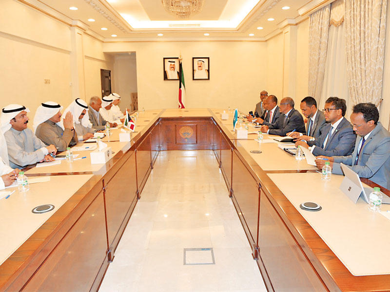 الجارالله خلال الاجتماع مع وزير التربية الصومالي والوفد المرافق له أمس