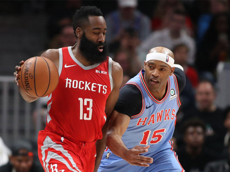 هاردن نجم هيوستن خلال مواجهة هوكس