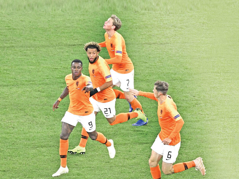 لاعبو المنتخب الهولندي خلال مباراة سابقة