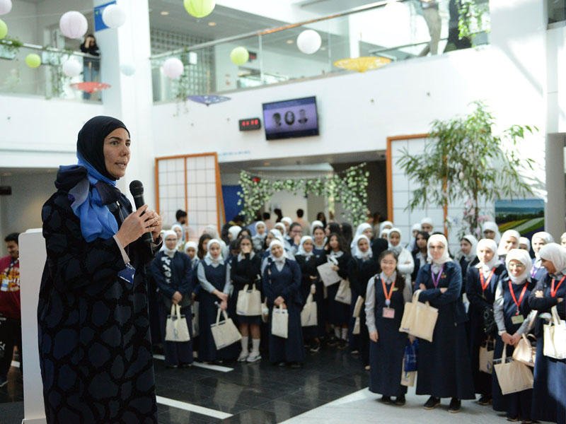 الكاظمي متحدثة إلى الطلبة