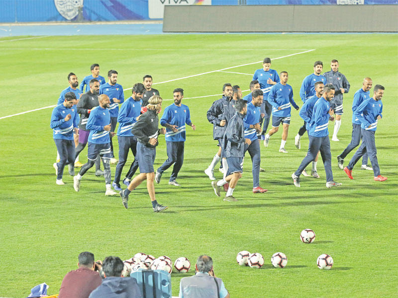 لاعبو الأزرق خلال التدريبn