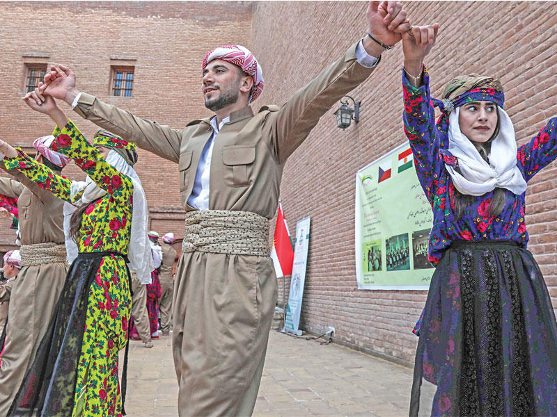 أكراد سوريون يؤدون عرضاً في أربيل أمس الأول بمناسبة عيد النوروز (أ ف ب)