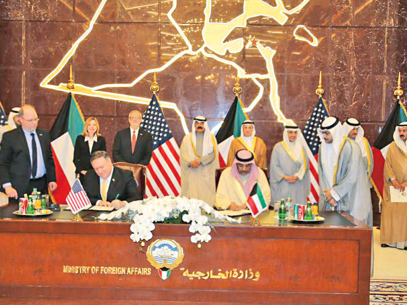 الخالد وبومبيو يوقعان الاتفاقيات