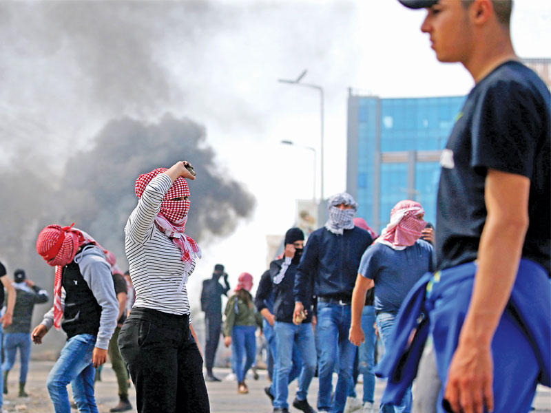 اشتباكات بين فلسطينيين وقوات إسرائيلية قرب رام الله بالضفة الغربية المحتلة أمسt(أ ف ب)