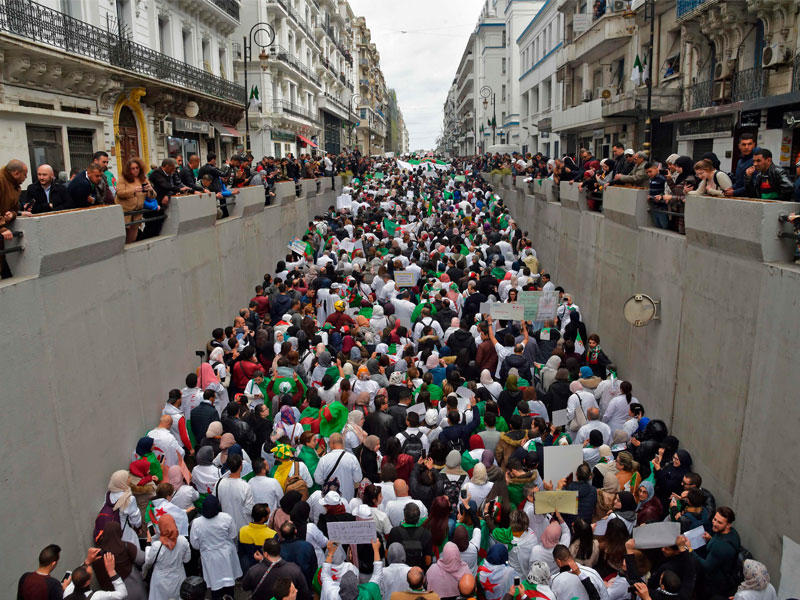 يشارك الجزائريون في مظاهرة في العاصمة الجزائر ضد الرئيس عبد العزيز بوتفليقة