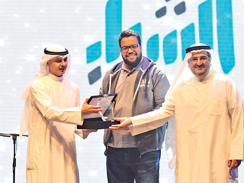 تكريم أحد المشاركين في المهرجان 