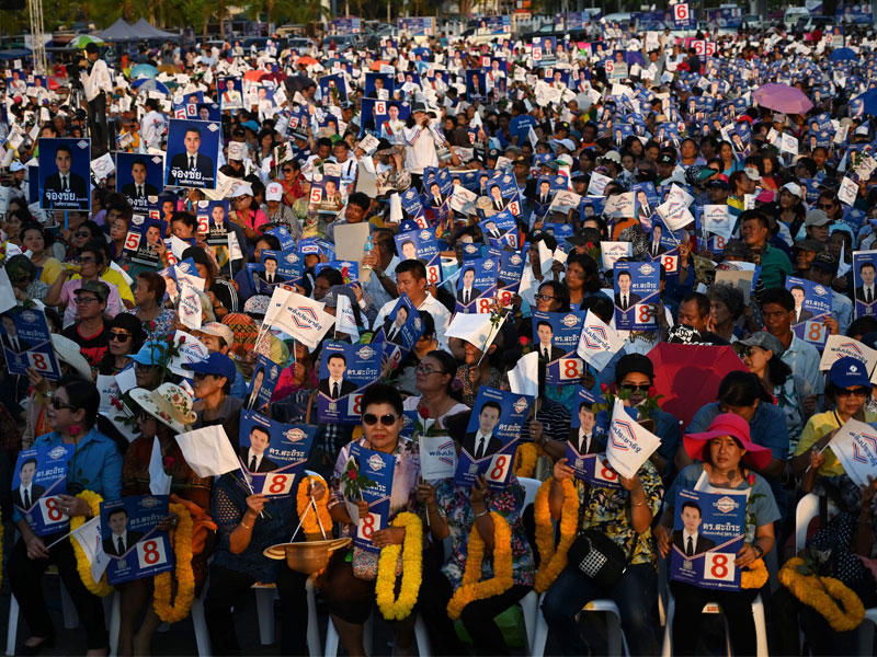 يحضر أنصار حزب فالانج براشارات مسيرة انتخابية في مقاطعة تشونبوري