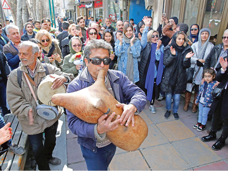 إيرانيون يحتفلون بعيد النوروز في شوارع طهران أمس الأول رغم حظر السلطات t(إي بي أيه) 