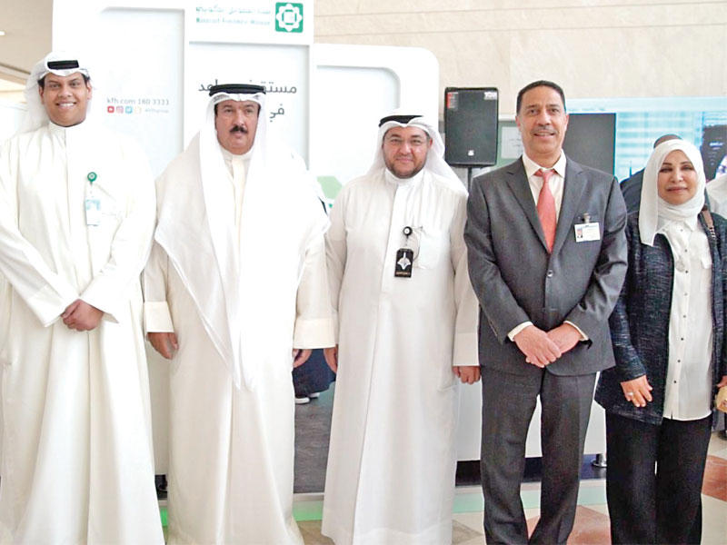 علي المضف في جناح «بيتك»