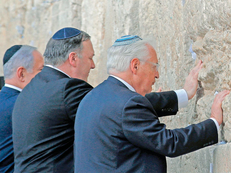 بومبيو ونتنياهو عند حائط المبكى (البراق)، أمس، في أول زيارة لمسؤول أميركي رفيع إلى الحائط مع رئيس وزراء إسرائيليt(أ ف ب)