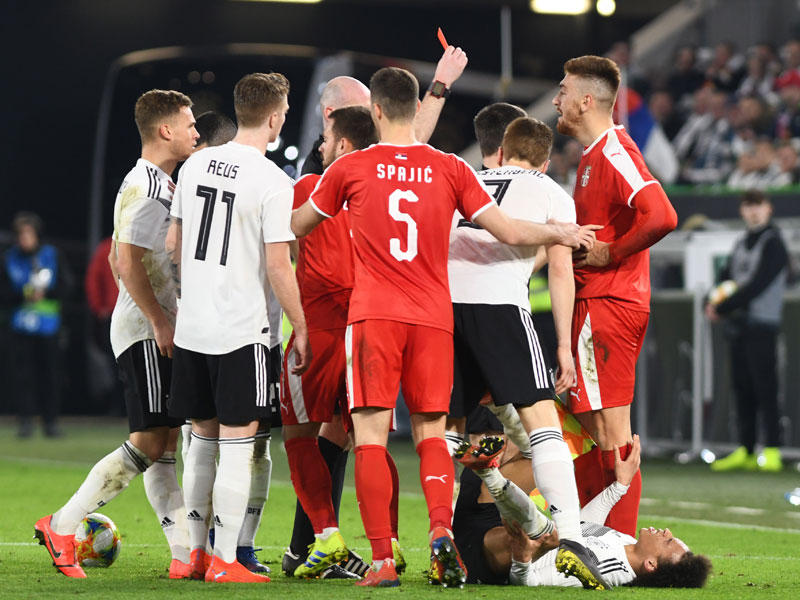 حكم المباراة يشهر البطاقة الحمراء في وجه الصربي بافكوف 