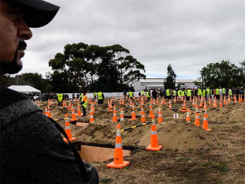 تشييع أحد ضحايا المجزرة في كرايستشيرش أمس (أ ف ب)