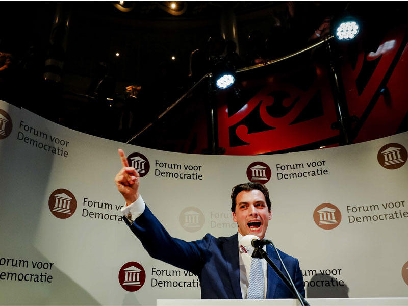 النجم الجديد لليمين الشعبوي في هولندا بوديه يحتفل بالفوز الكبير لحزبه في لاهاي أمس الأول  (إي بي أيه)