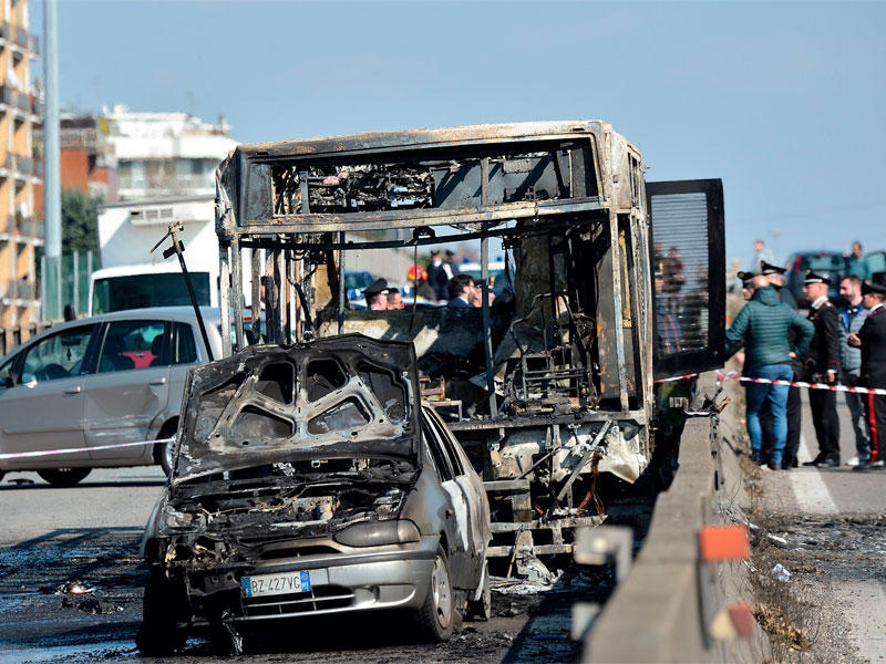 حطام حافلة مدرسية كانت تقل نحو 50 طفلاً