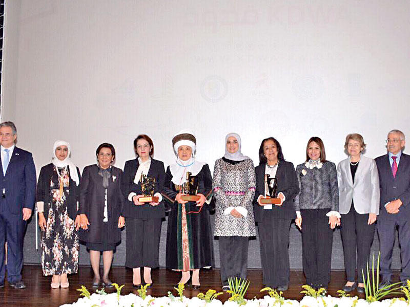 تكريم الفائزات بالجوائز
