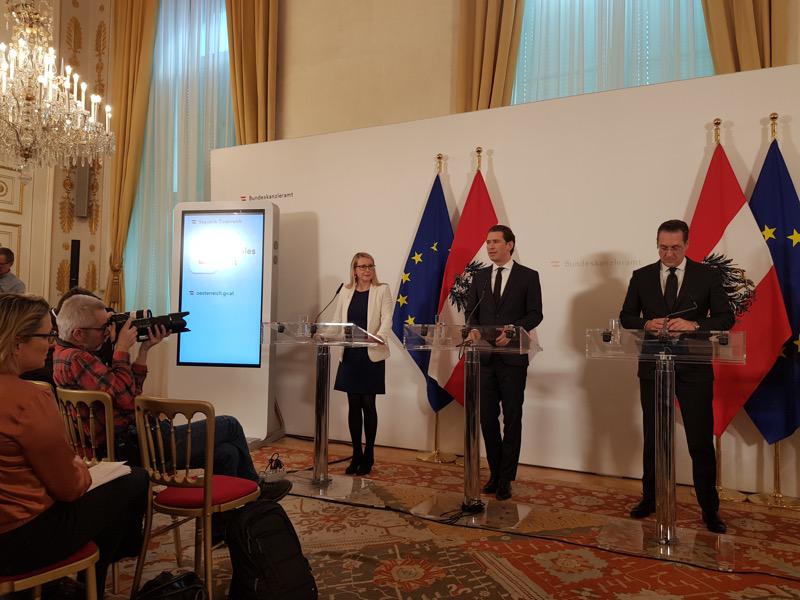 المستشار النمساوي متحدثاً للصحافيين