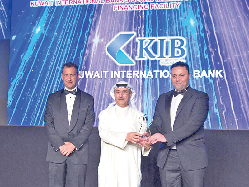 أحمد الكاظمي ومحمد خديري خلال تسلم الجائزة