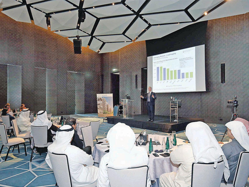 جانب من الحضور يستمعون إلى إليستير ماكدونالد