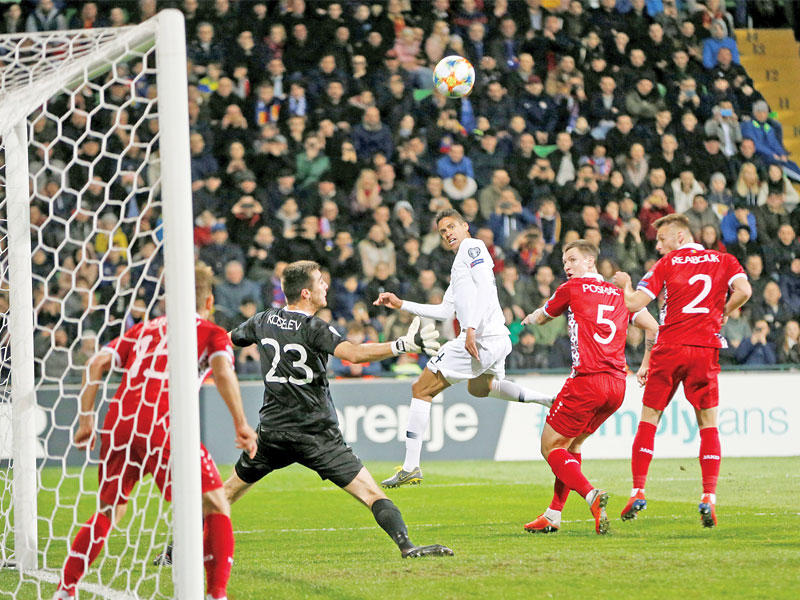 فاران نجم المنتخب الفرنسي يسجل هدفا في مرمى مولدافيا