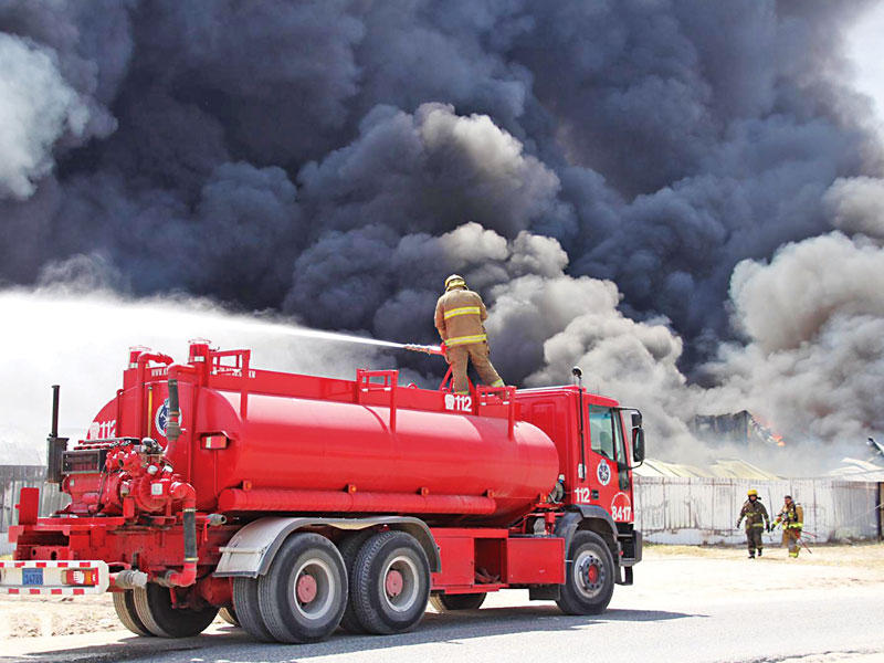 جانب من عمليات إخماد الحريق