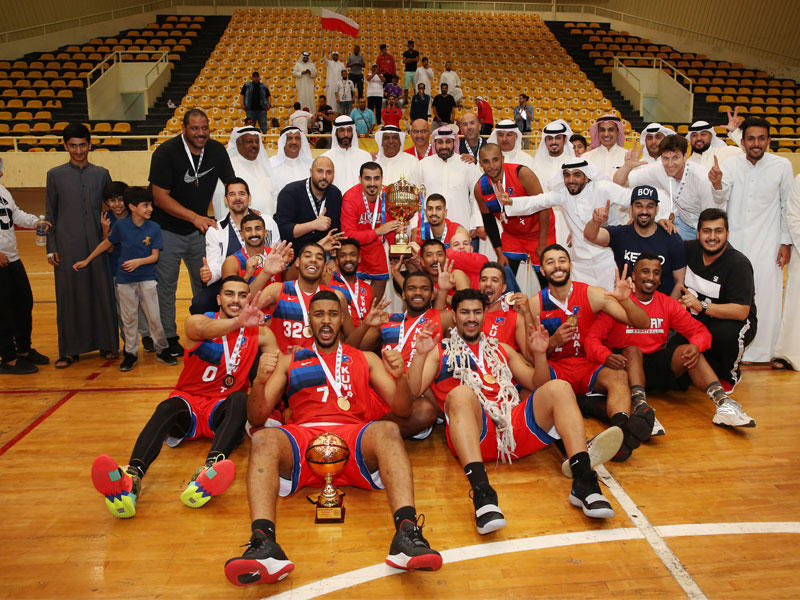 صورة جماعية لفريق الكويت بطل الدوري (تصوير جورج رجي)n