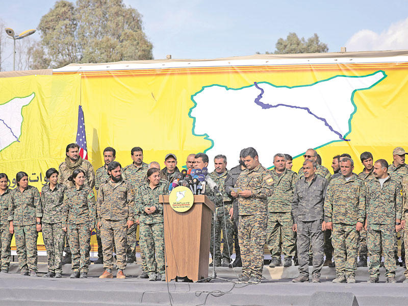 كوباني يعلن نهاية «داعش» في مؤتمر صحافي بحقل العمر النفطي في دير الزور أمس (أ ف ب)