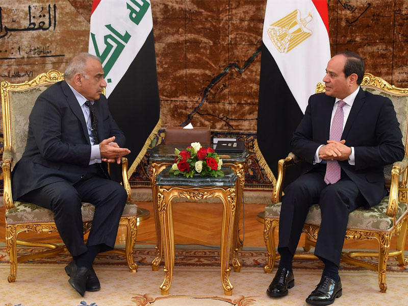 السيسي مستقبلاً عبدالمهدي في قصر الاتحادية أمس (أ ف ب)