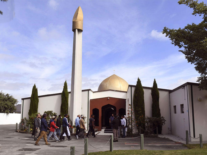 دخول أفراد إلى مسجد النور بعد إعادة فتحه في كرايستشيرش