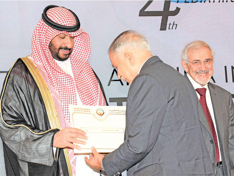 محافظ العاصمة خلال التكريم ويبدو الساير