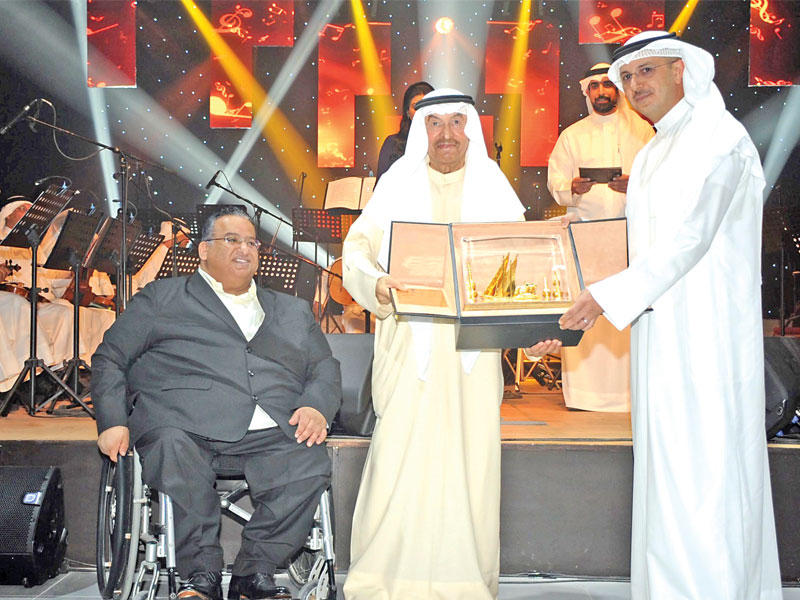 المخيزيم والبغيلي يكرمان مصطفى أحمد 