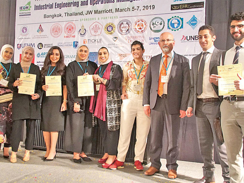 صورة جماعية للطلبة الفائزين في المؤتمر