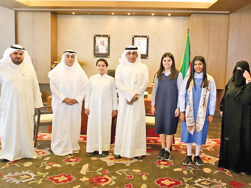 العازمي اثناء استقباله الطلبة الفائزين