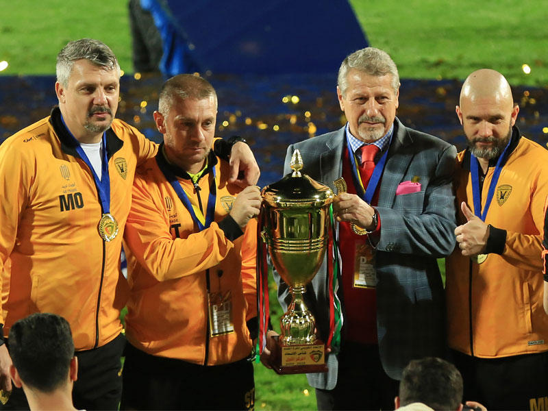 ايوان مارين والجهاز المساعد حاملين كأس البطولةn