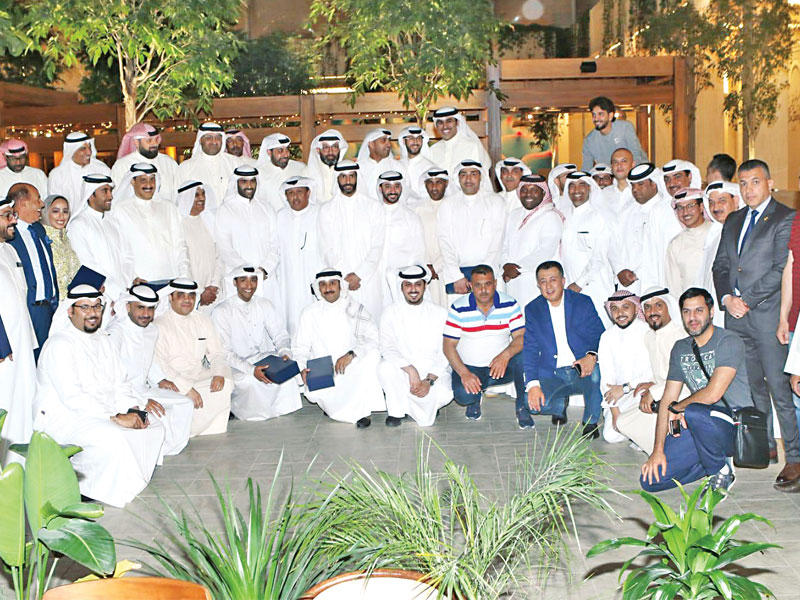 الغانم يتوسط وؤساء الوفود والإعلاميينn