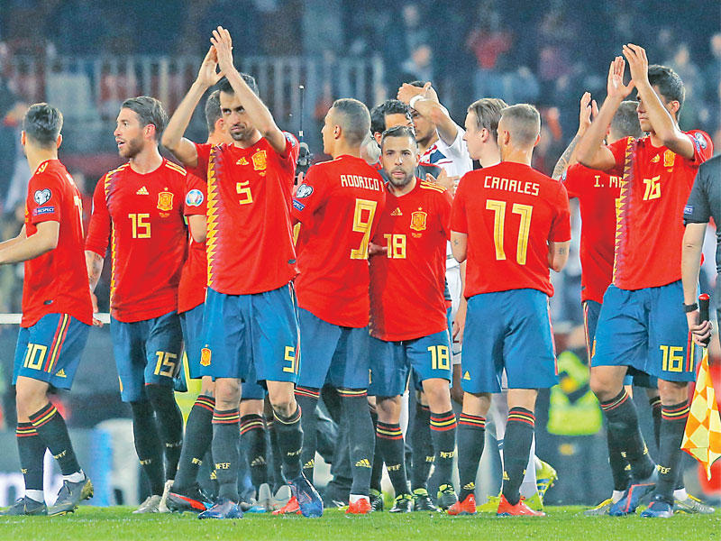 فرحة لاعبي المنتخب الإسباني بعد الفوز