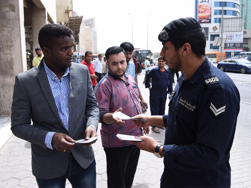 توزيع البروشورات خلال حملة «الداخلية»