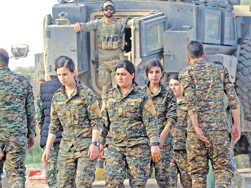  مقاتلات كرديات في حقل العمر بدير الزور أمس الأول  (رويترز)