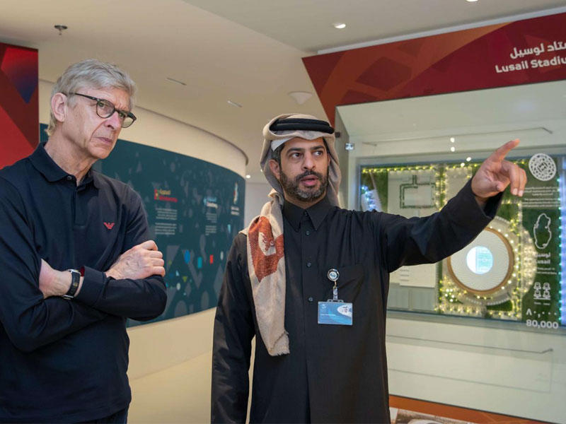 ارسين فينغر خلال زيارته لمقر اللجنة العليا للمشاريع والإرث